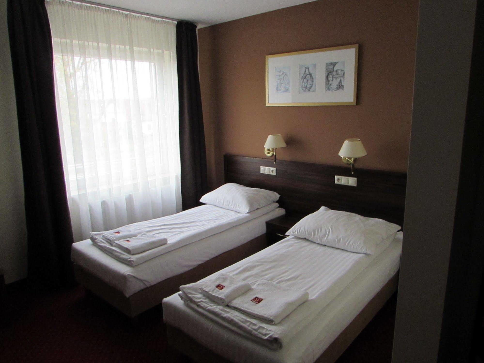 Hotel Pikul Pulawy Ngoại thất bức ảnh