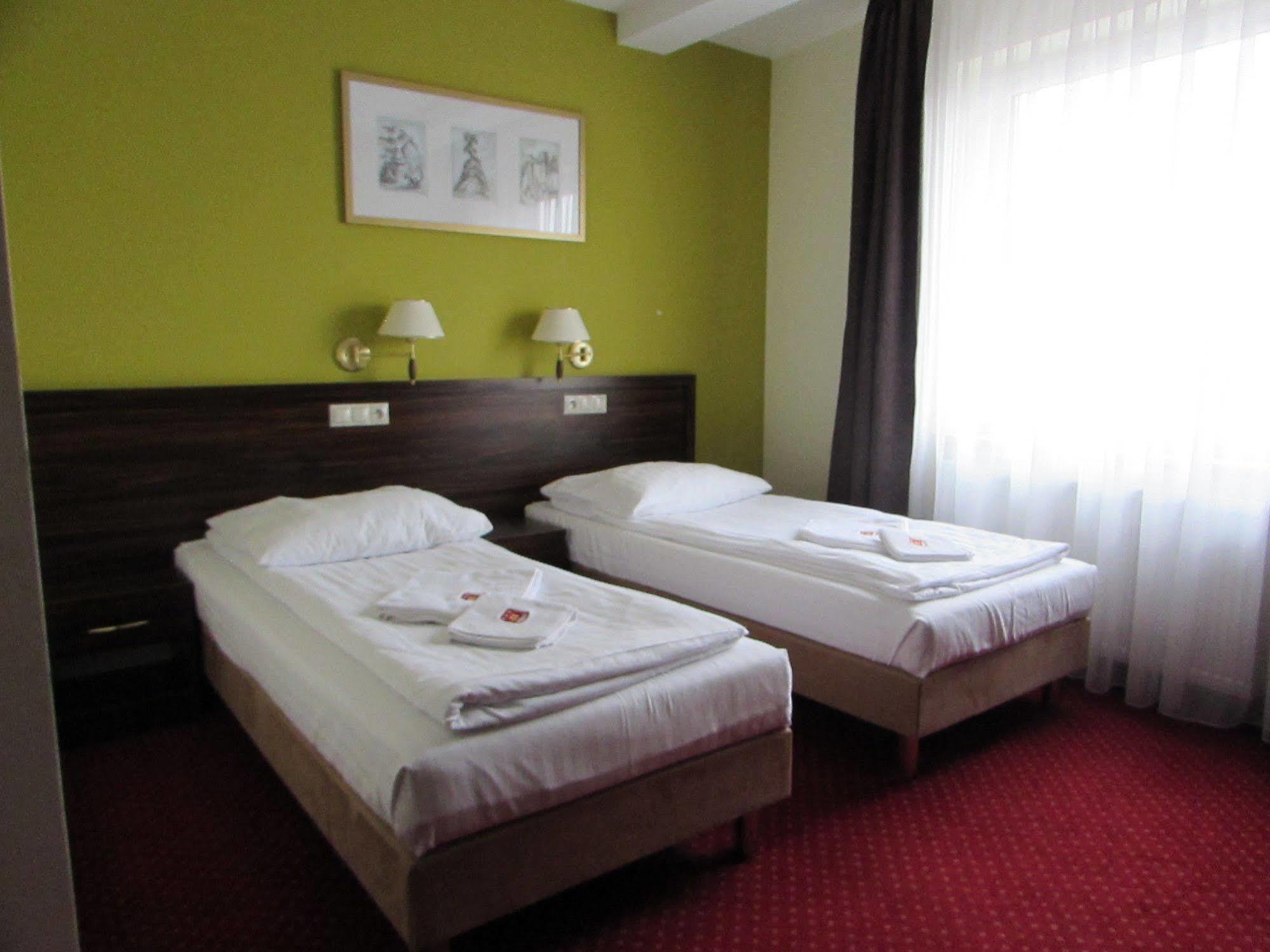 Hotel Pikul Pulawy Ngoại thất bức ảnh