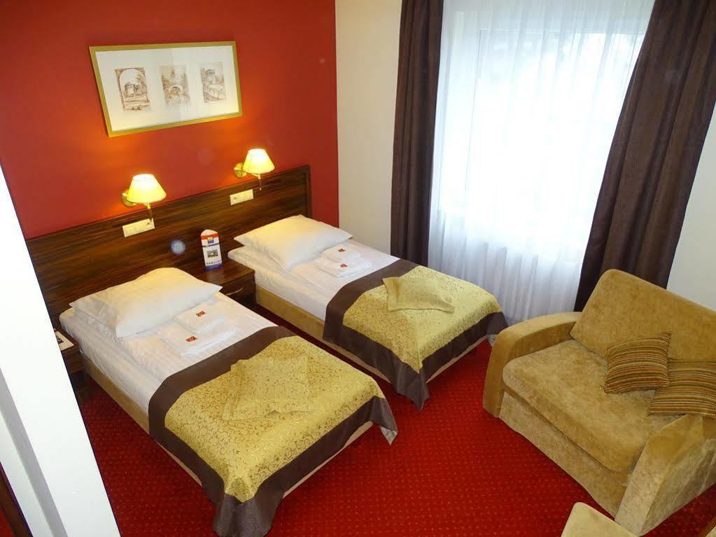 Hotel Pikul Pulawy Ngoại thất bức ảnh